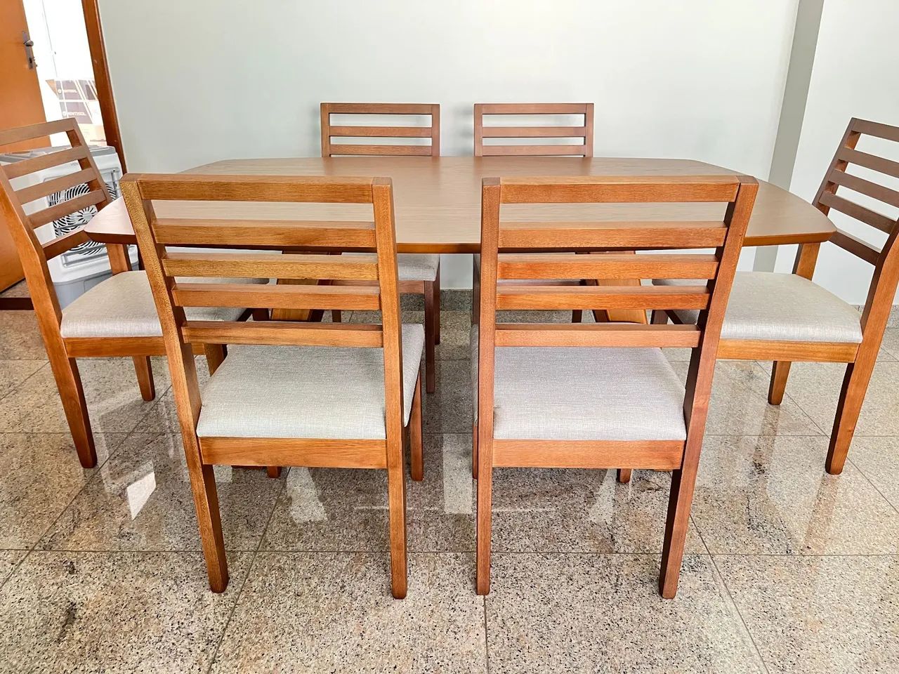Mesa nova com cadeiras de madeira maciça  - Foto 2