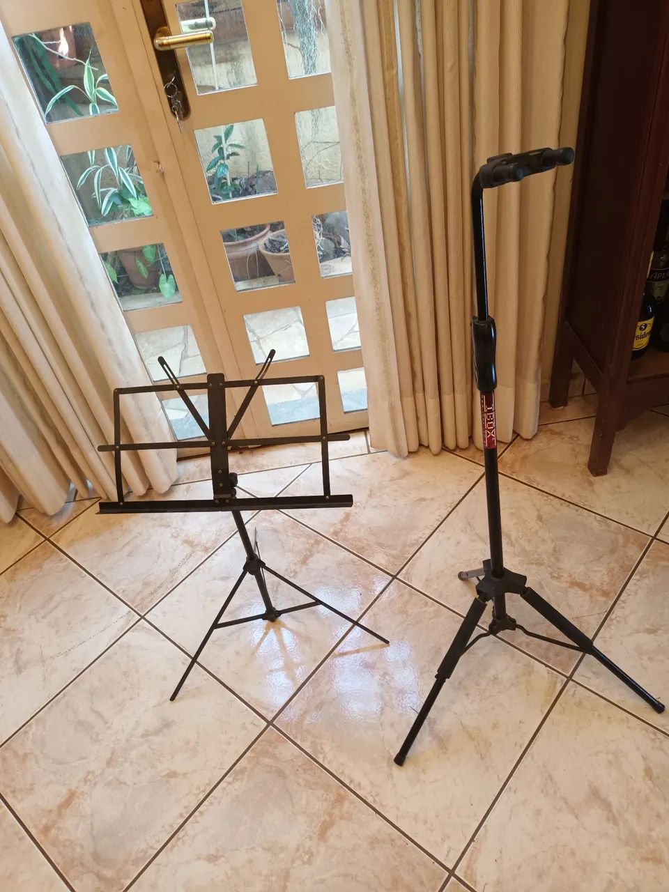 Suporte para Guitarra e Estante para Partitura - Foto 2