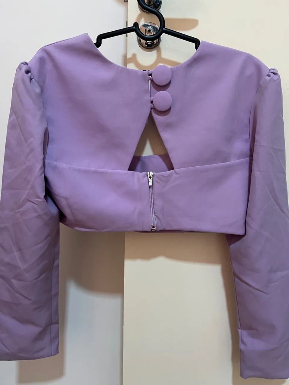 Blusa cropped lilás manga longa com decote quadrado - Foto 2