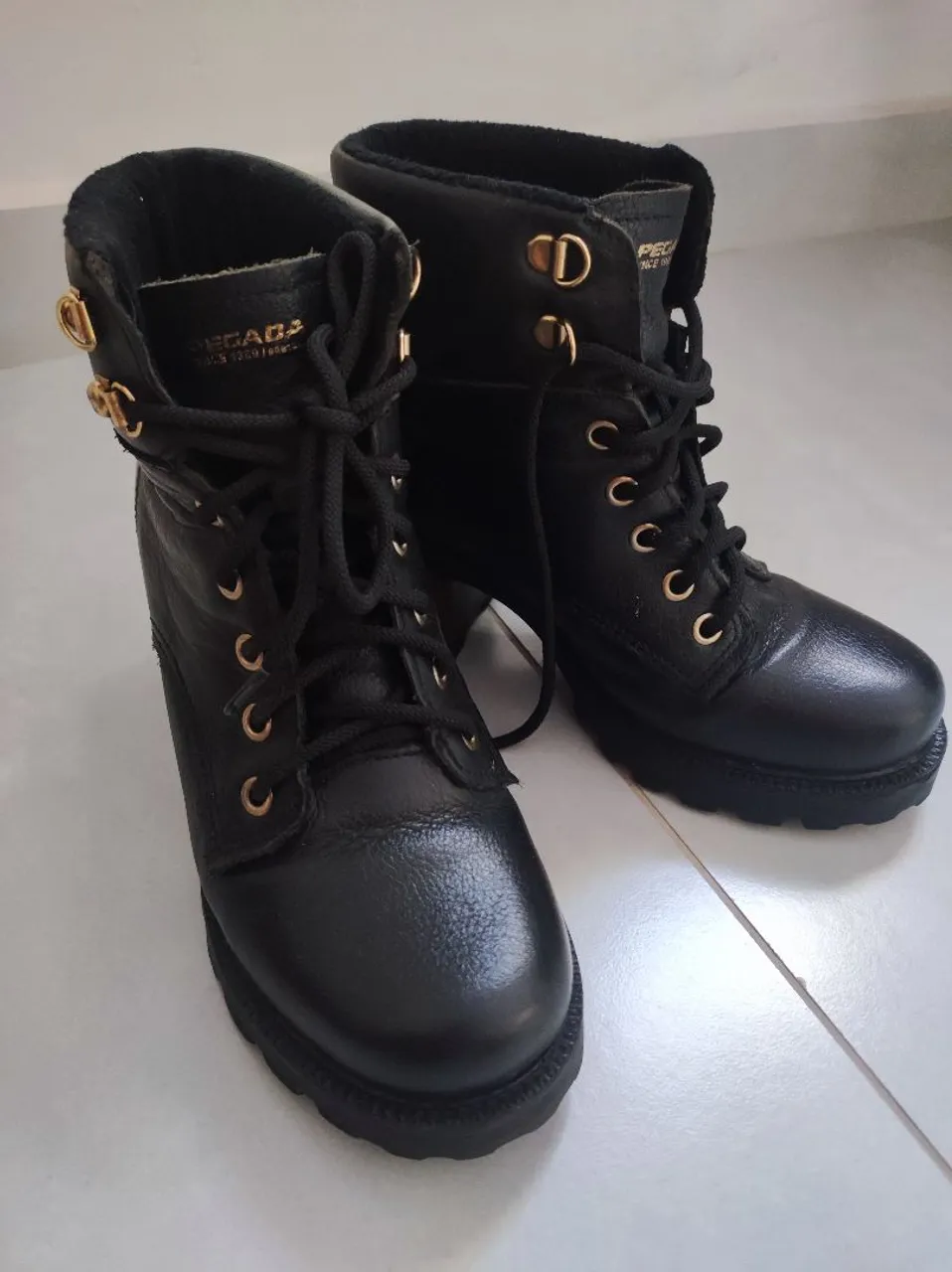 Botas Femininas de Couro Preto - Elegância e Estilo!