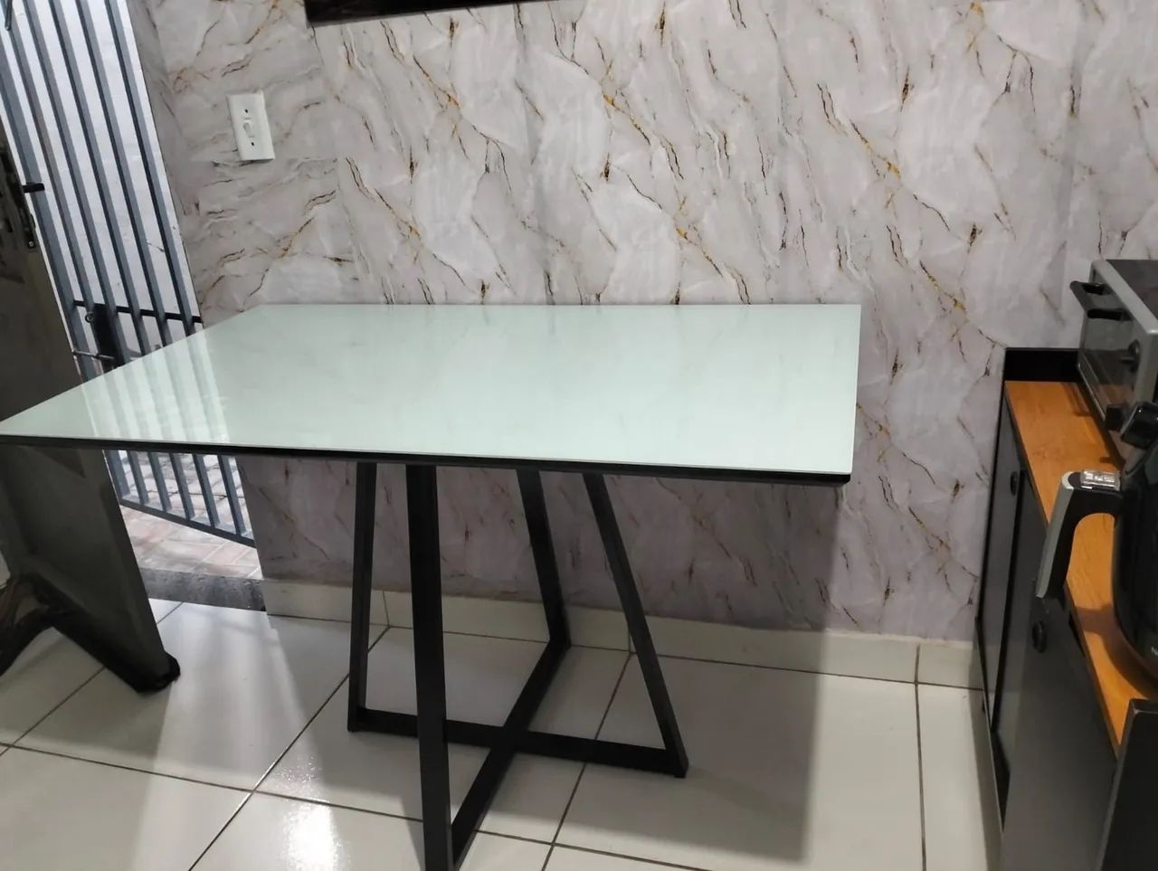 Mesa de jantar branca com base preta - Foto 4