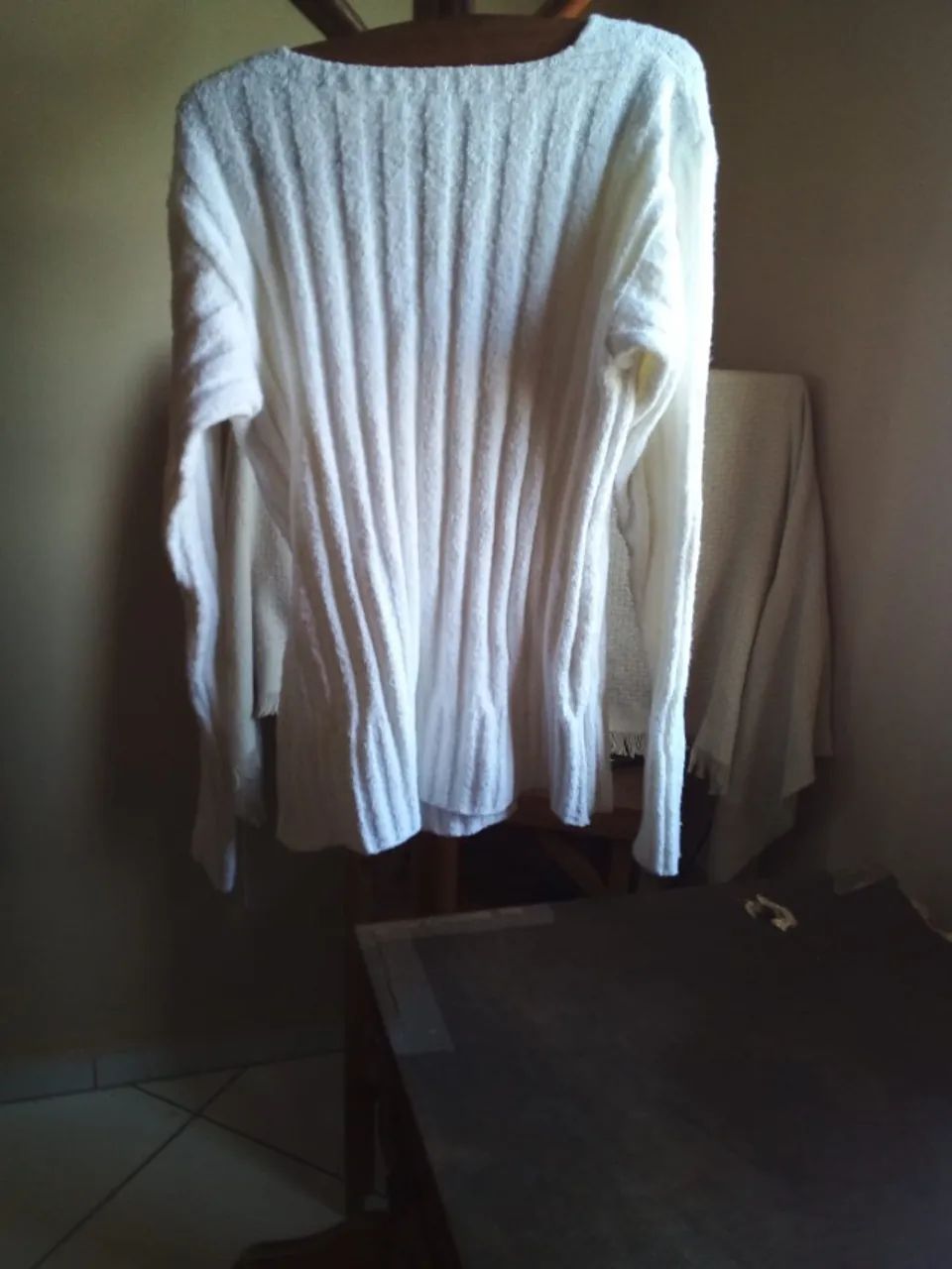blusa branca de bouclé decote em V - Foto 2