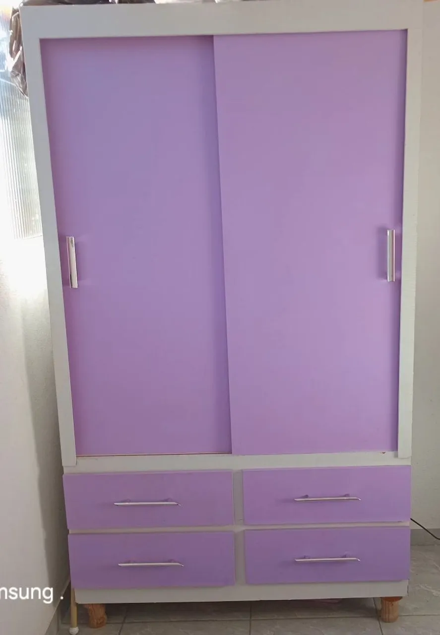 Guarda-Roupa Lilás com Portas de Correr