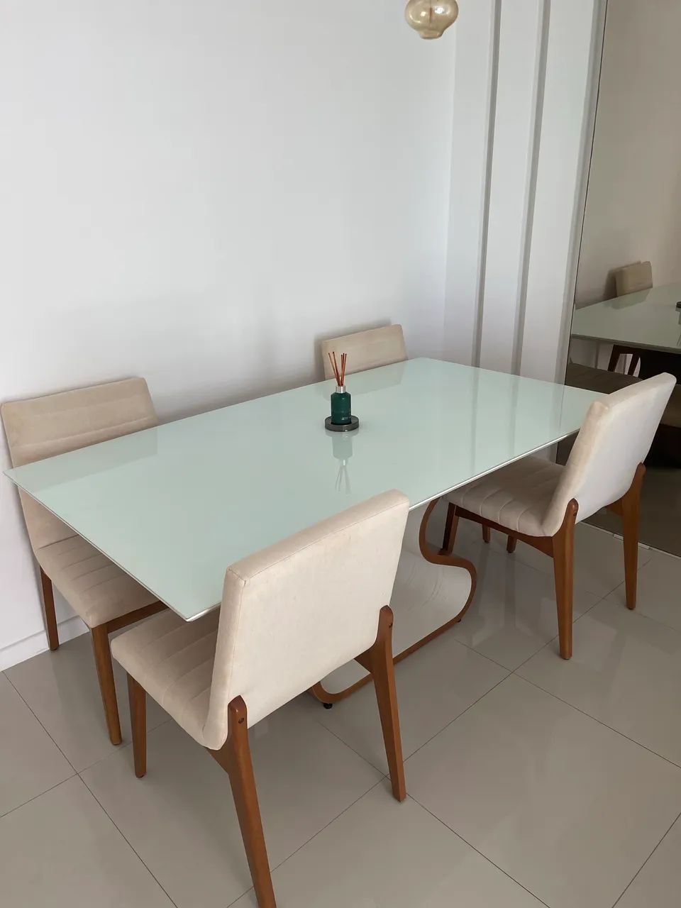 Mesa de jantar com 4 cadeiras 