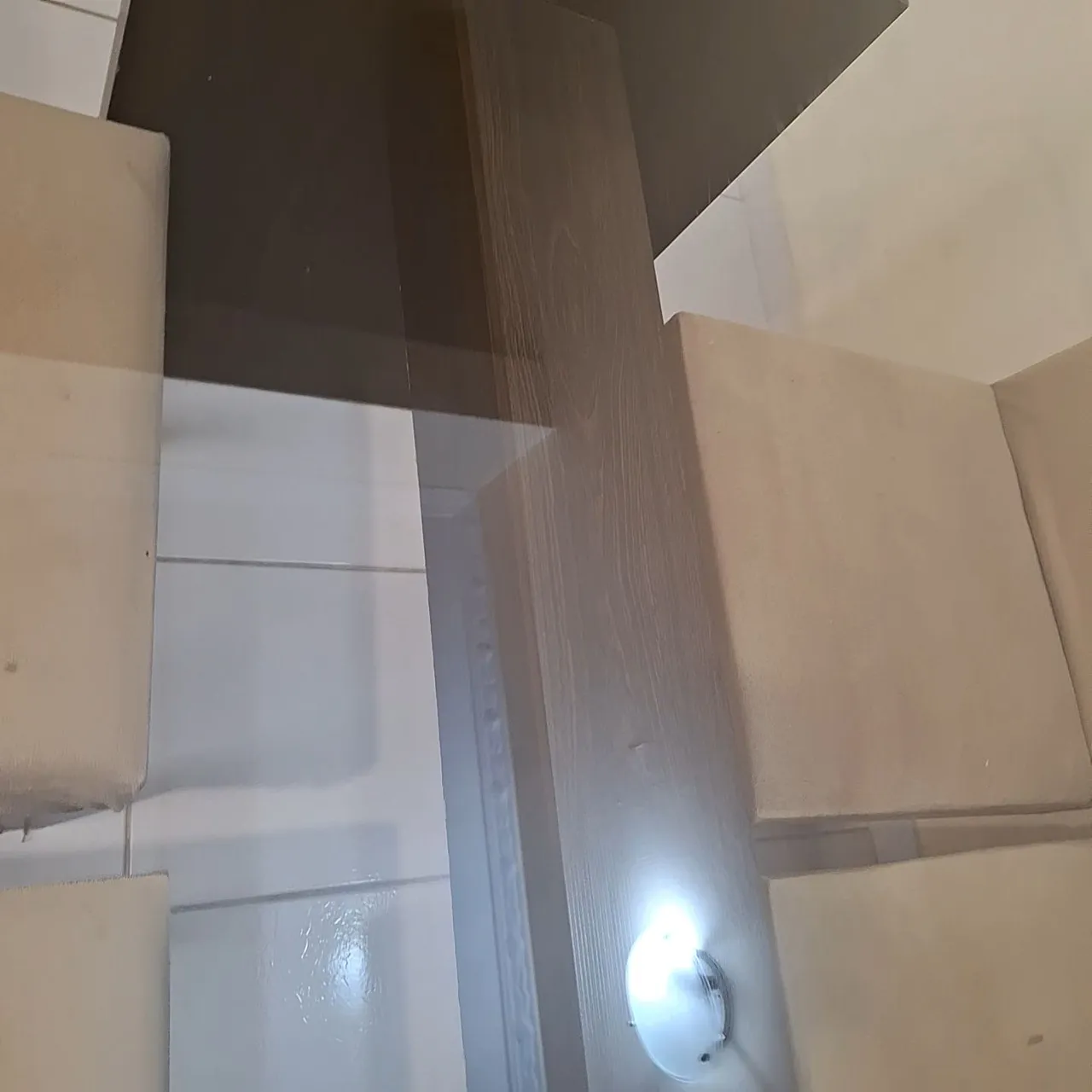 Mesa com 4 cadeiras, tampo de vidro elegante e moderna