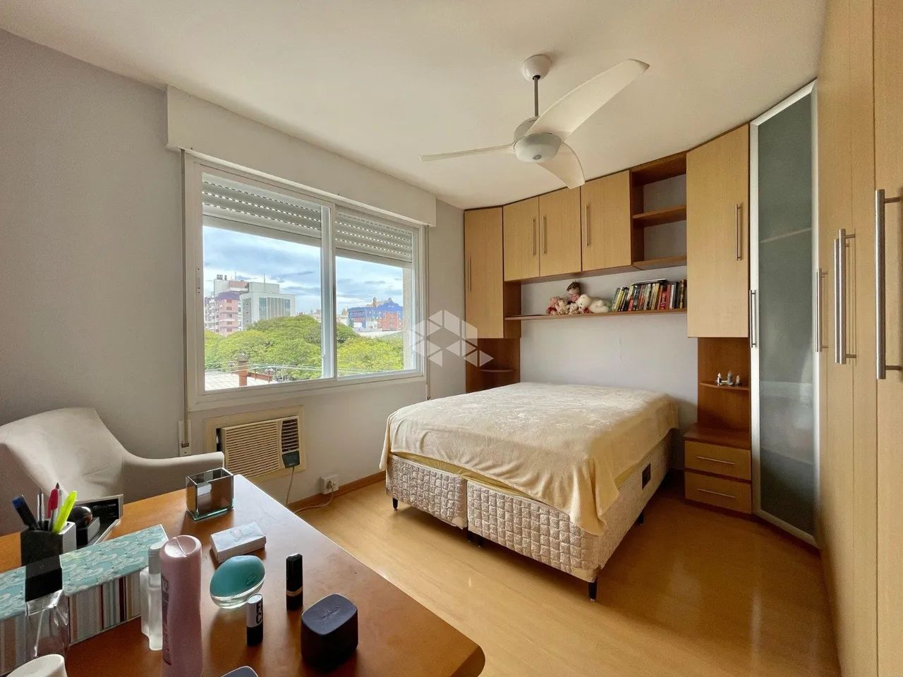 Apartamento de 2 dormitórios com elevador e garagem no Menino Deus próximo do Shopping Pra - Foto 4