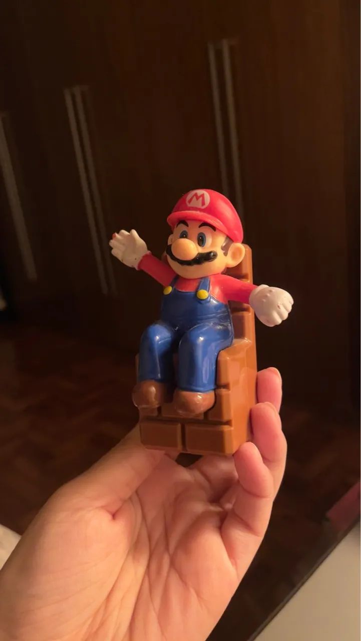 Boneco Mario sentado no bloco