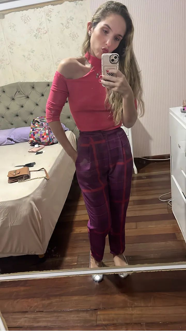 Calça xadrez da marca Carlota Costa 
