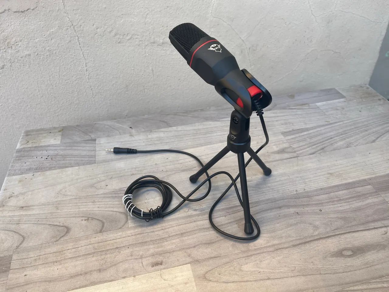 Microfone Gamer Trust GXT 212 com Tripé Ajustável e Conexão P2 3,5 mm - Cinza/Vermelho