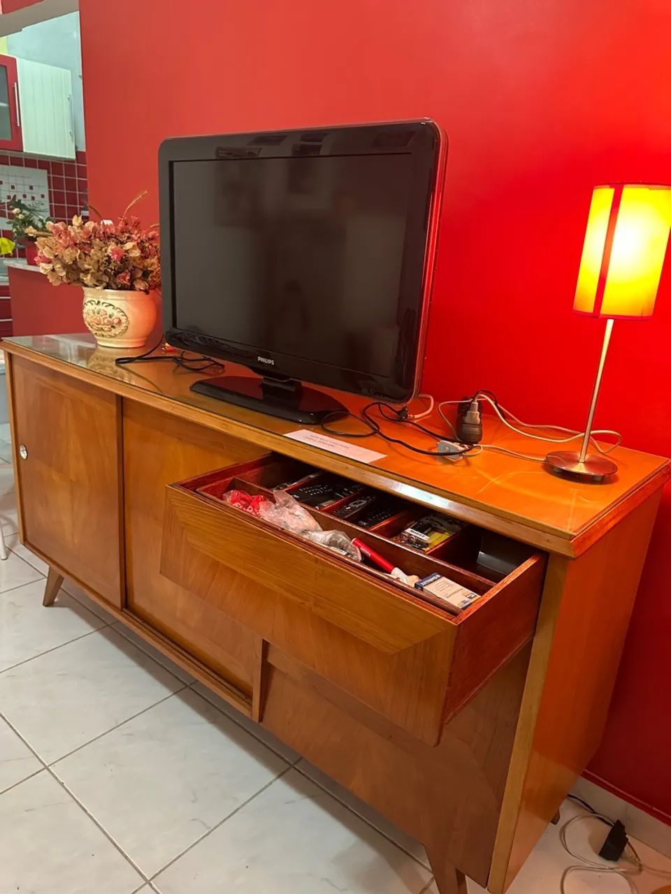 Buffet de madeira anos 50/60 com portas deslizantes - Foto 2