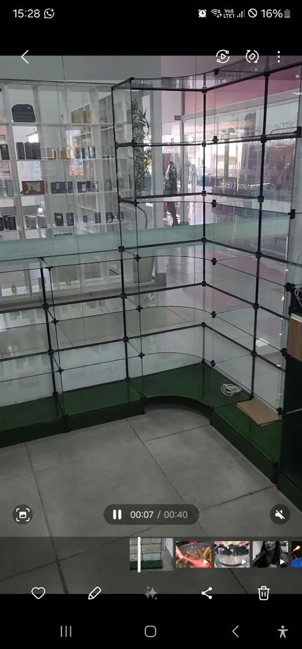 Estante de Vidro Modular para Organização