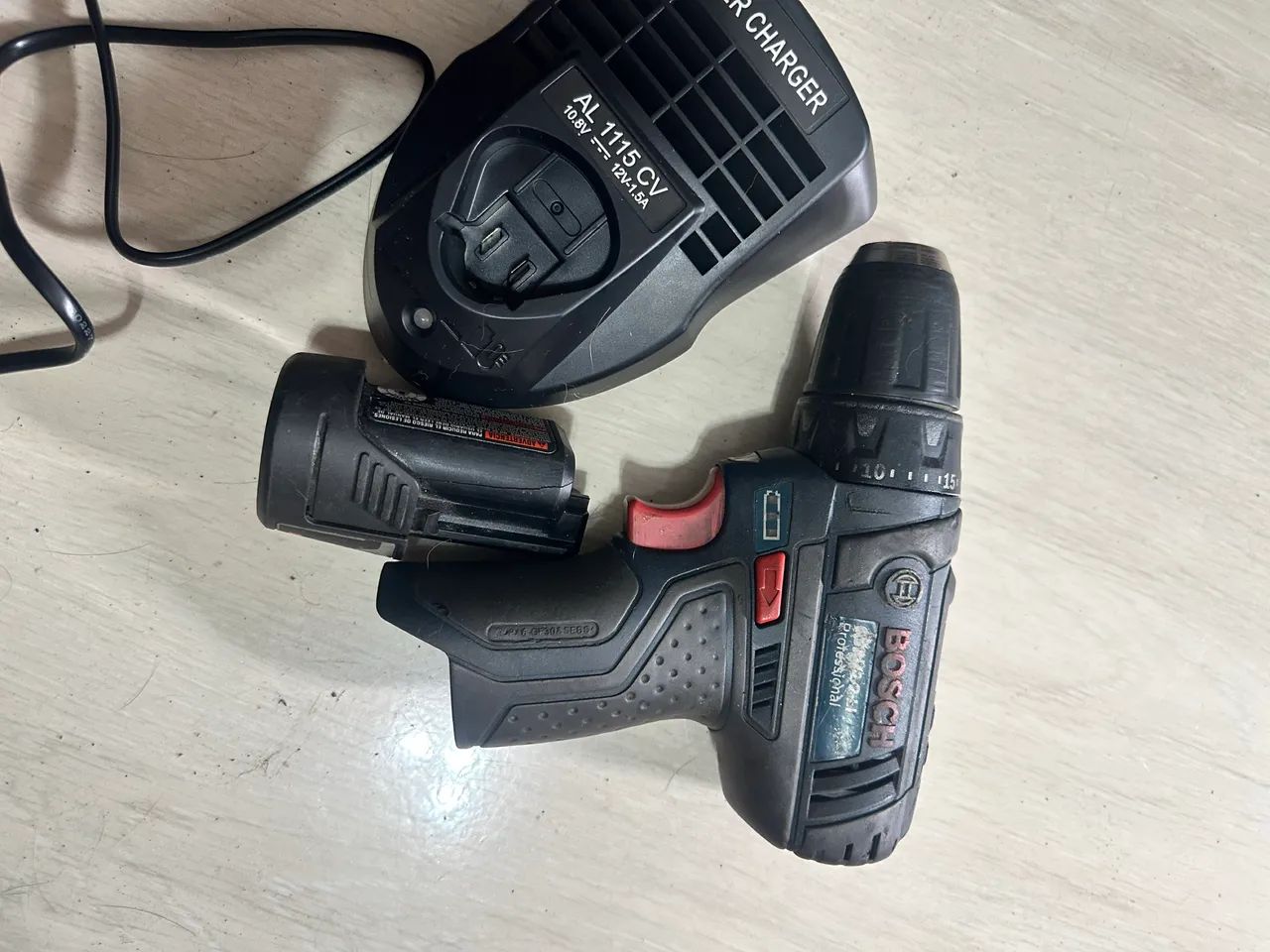 Parafusadeira Bosch 1 bateria + carregador bivolt usada  - Foto 5
