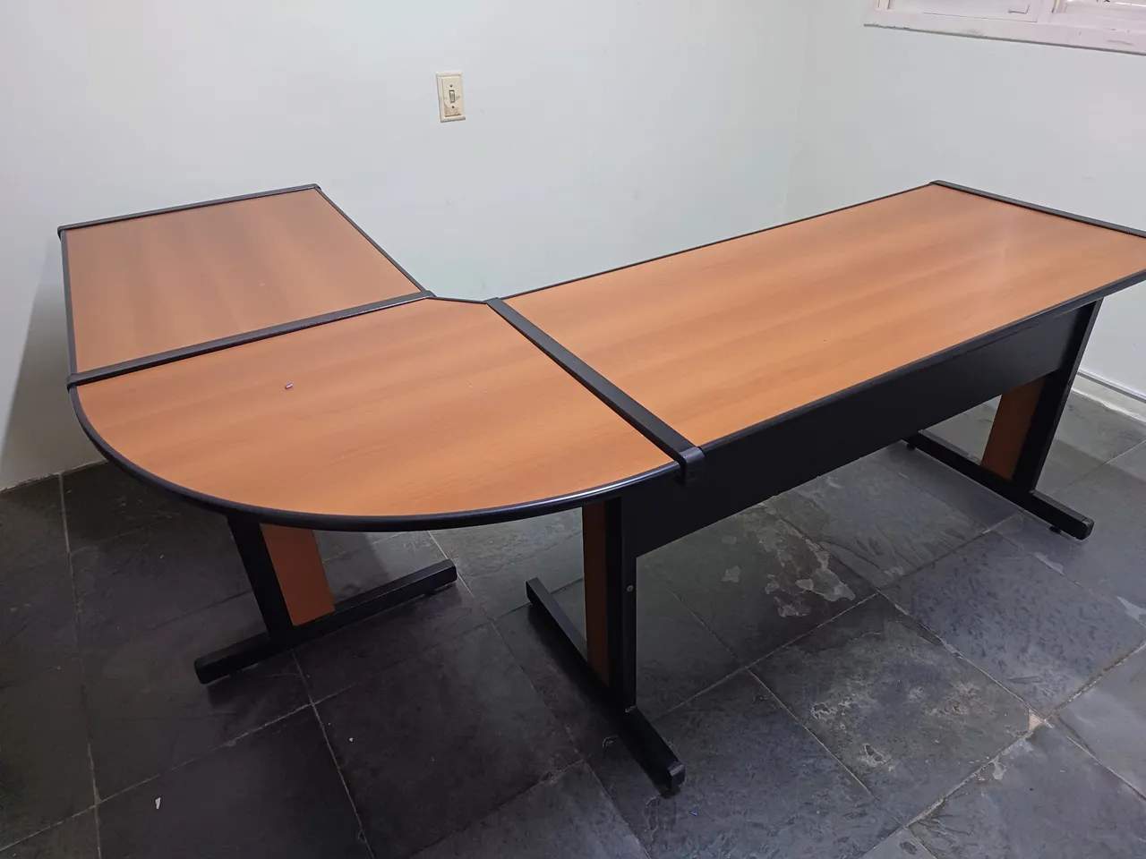 Mesa de escritório em L
