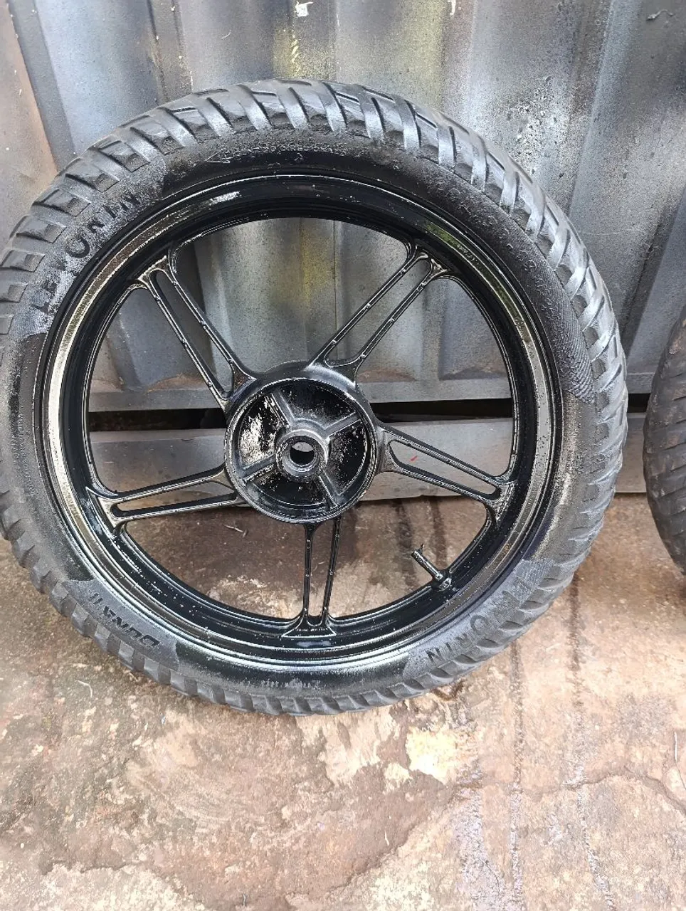 Roda de Moto Preta - Pneu Incluído