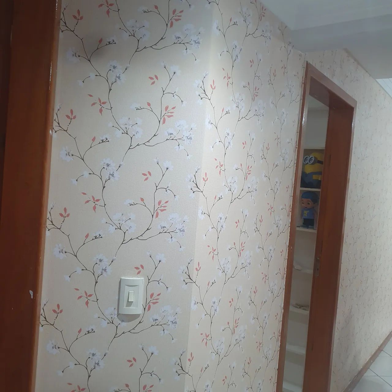 Aplicação de papel de parede e adesivos em geral 