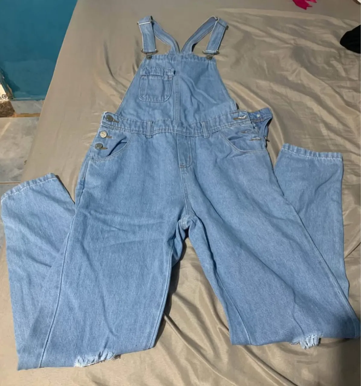 Macacão Jeans Claro e outro branco
