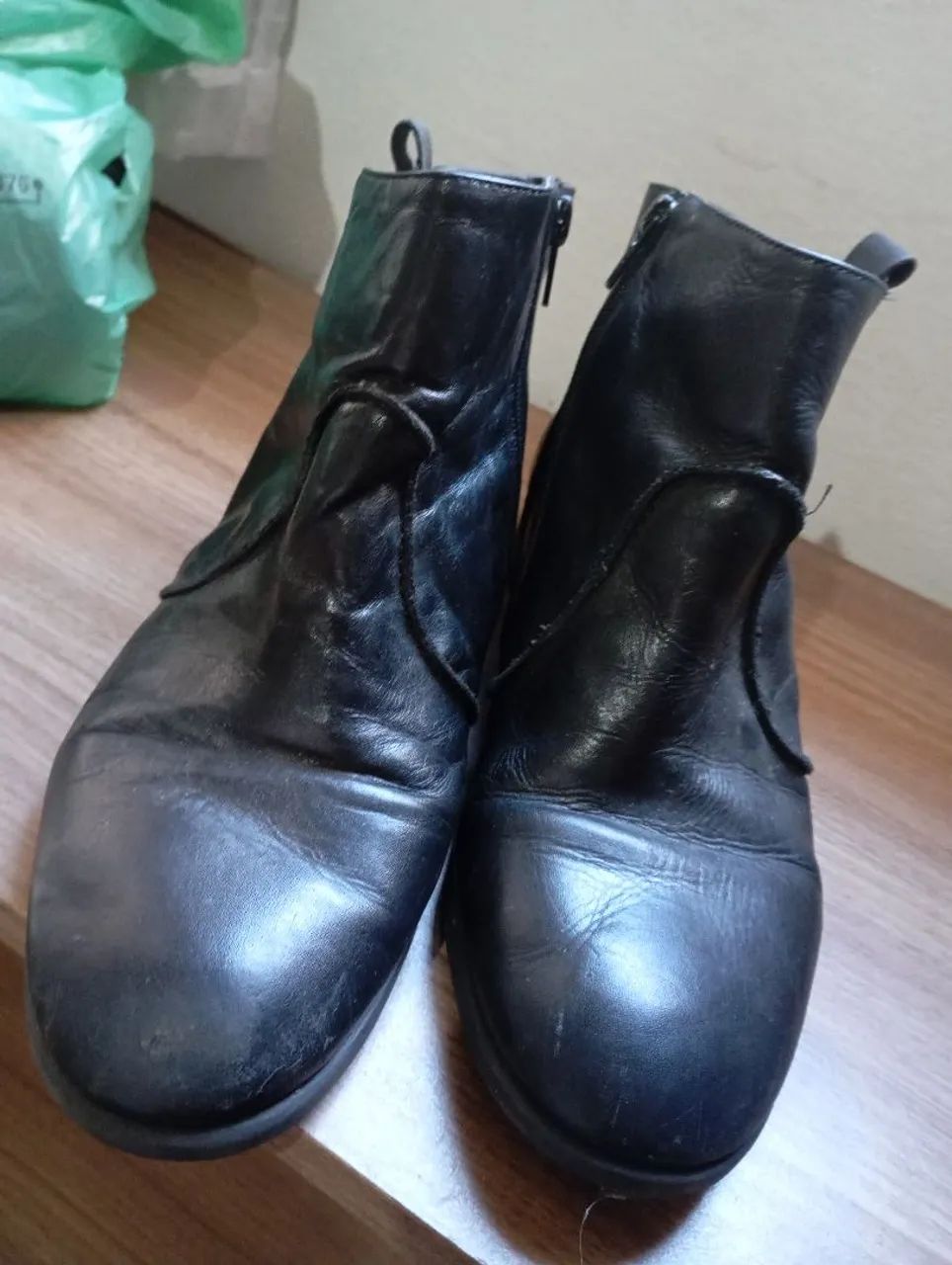 Bota de couro feminina Arezzo original  - Foto 2