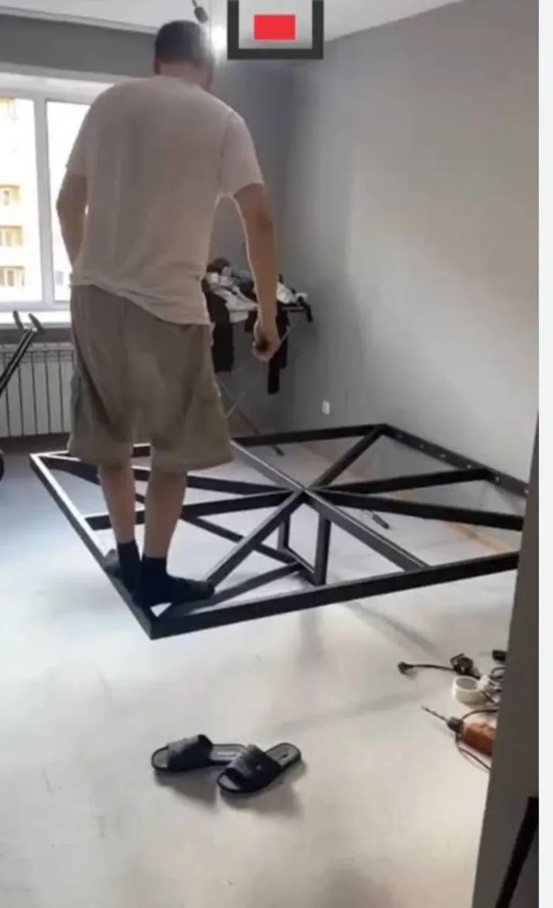 Estrutura de Cama em Metal - Design Moderno