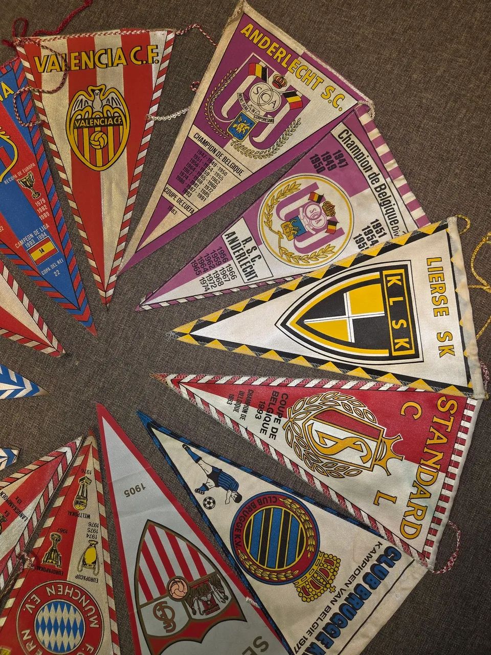 Lote Flâmulas futebol importadas Barcelona Madrid Dinamo  Bayern Valencia bayern - Foto 3