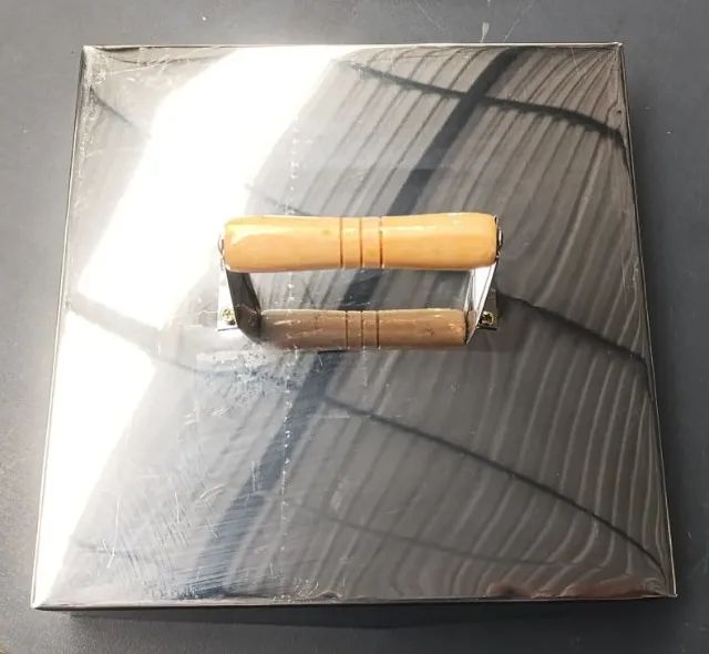 Tampa Abafador de Churrasco e Lanche 30x30cm em Aço Inox Novo Cabo de Madeira - Foto 3