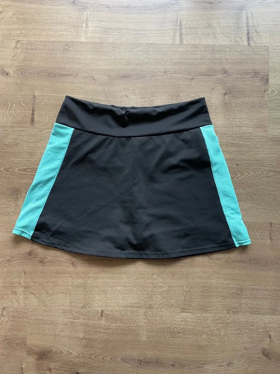 Short saia esportiva G preta com detalhes em azul