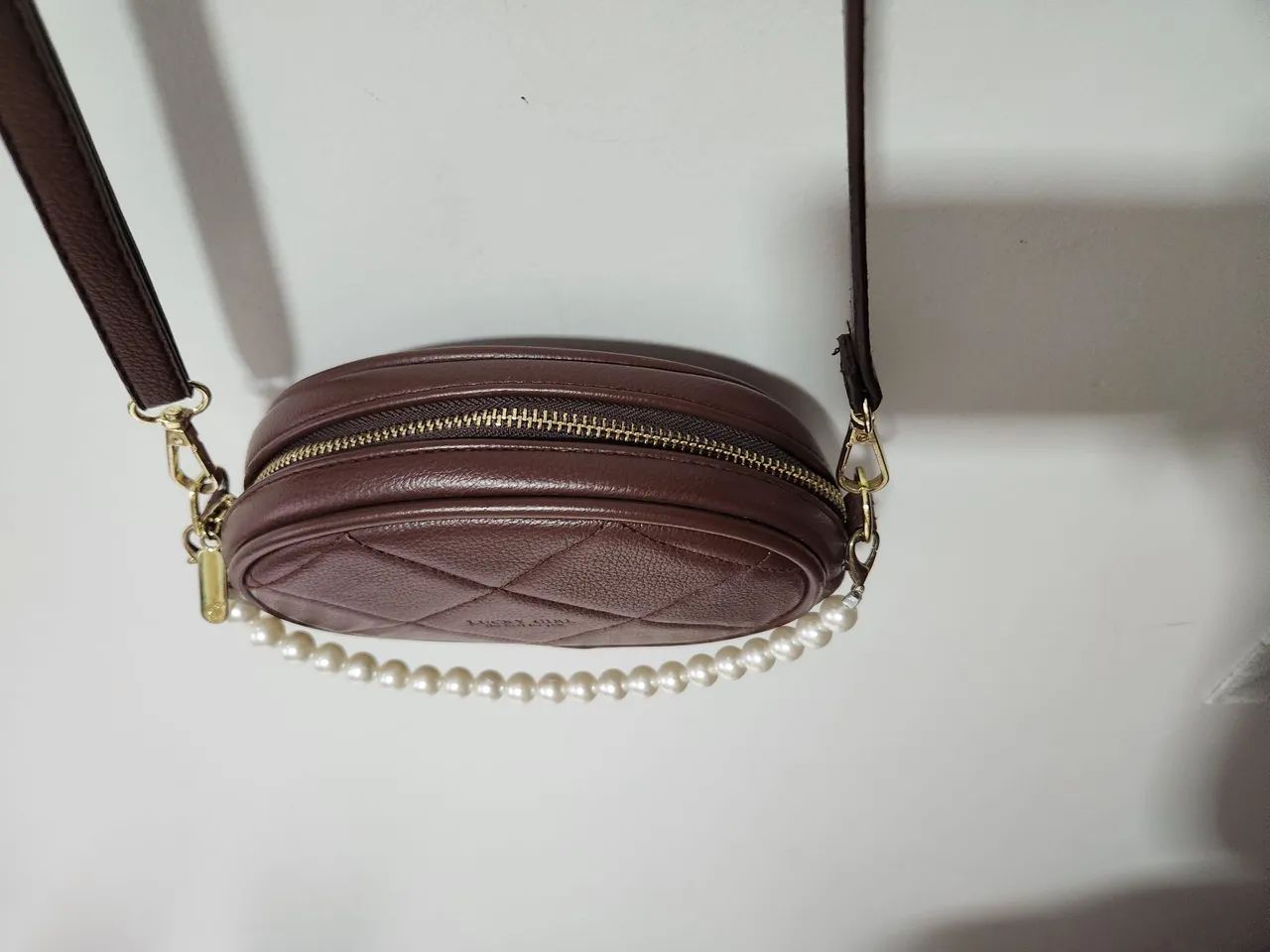 Bolsa Oval Lateral com pérolas Lucky Girl, cor marron, zíper central e alça regulável. - Foto 4