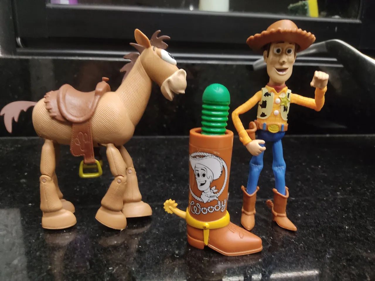 Woody e cavalo Bala no Alvo, do Toy Story