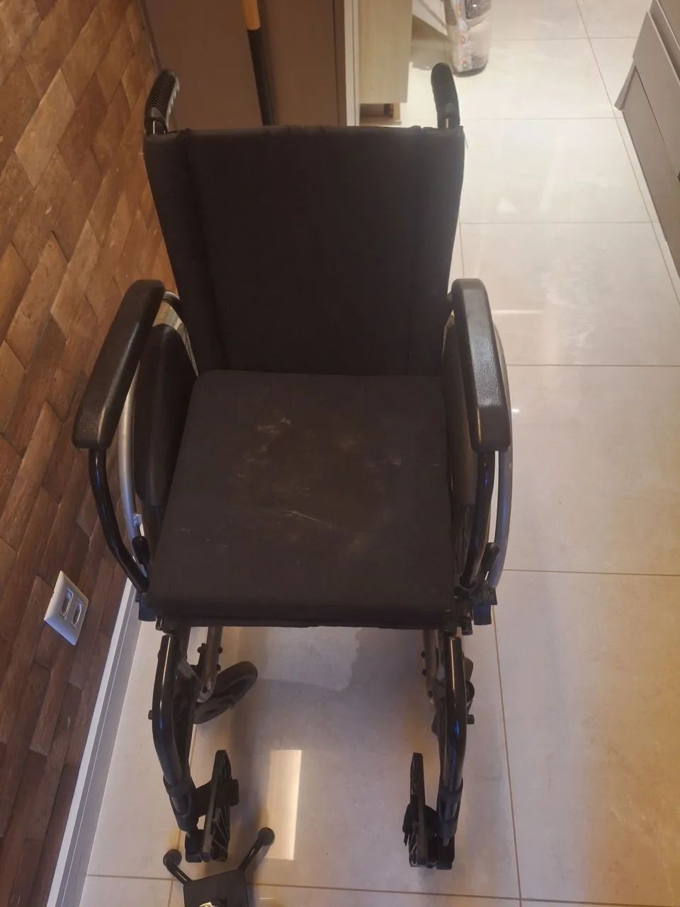 Cadeira de rodas confortavel e dobravel