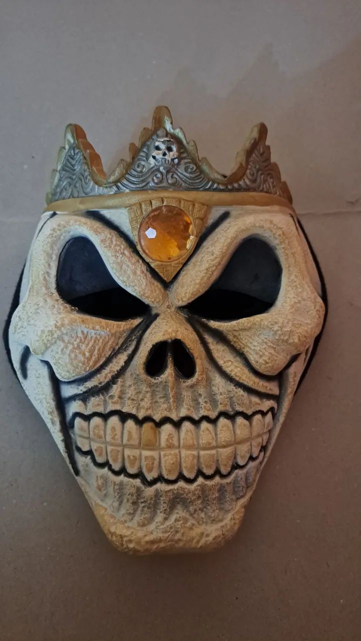 Máscara de caveira com coroa para fantasia