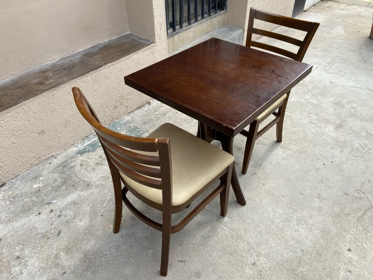 Conjunto de Mesa e Cadeiras para Restaurante