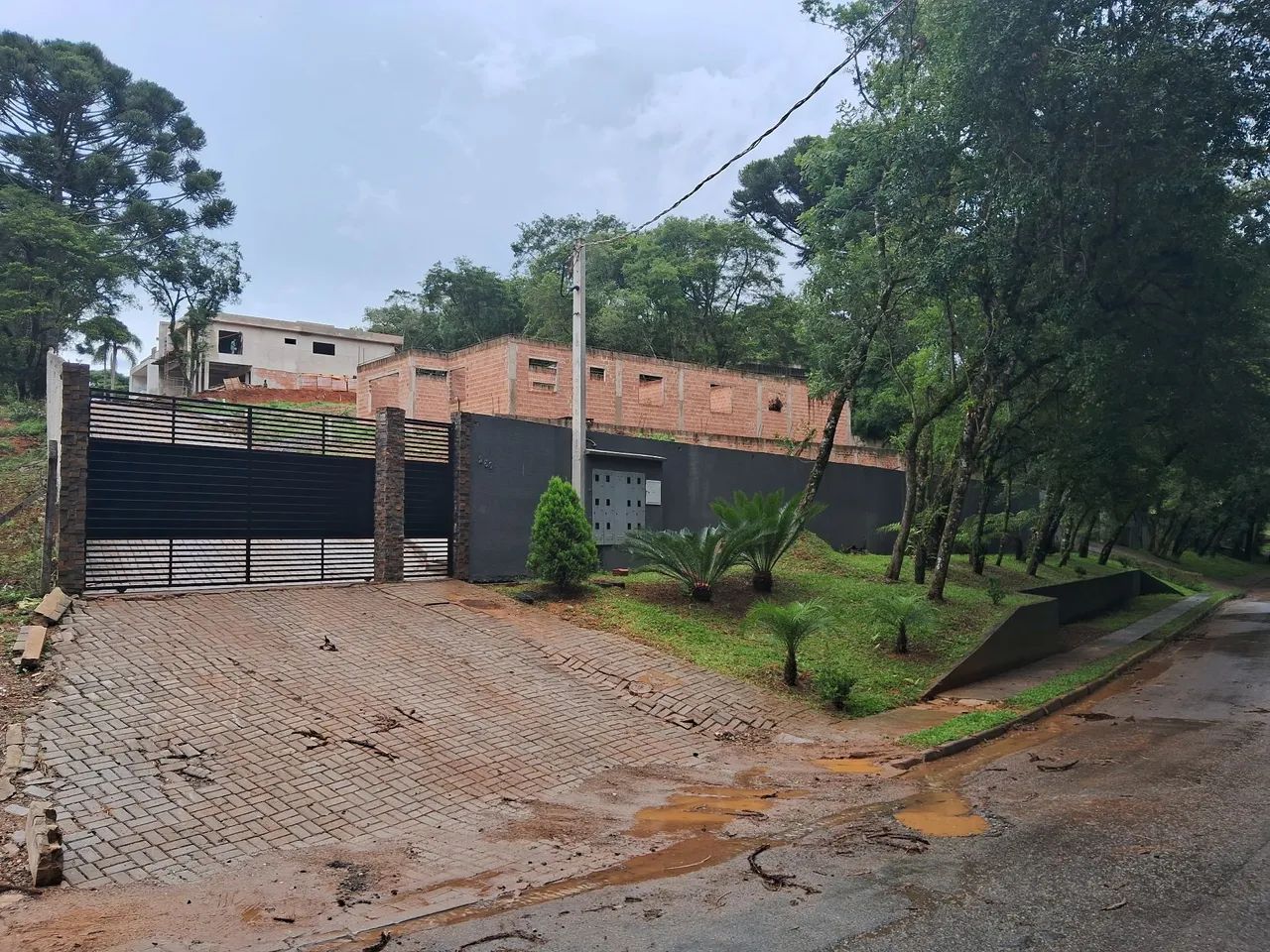 Casa Pra Terminar em Condomínio  com 4 Quartos em Local Tranquilo