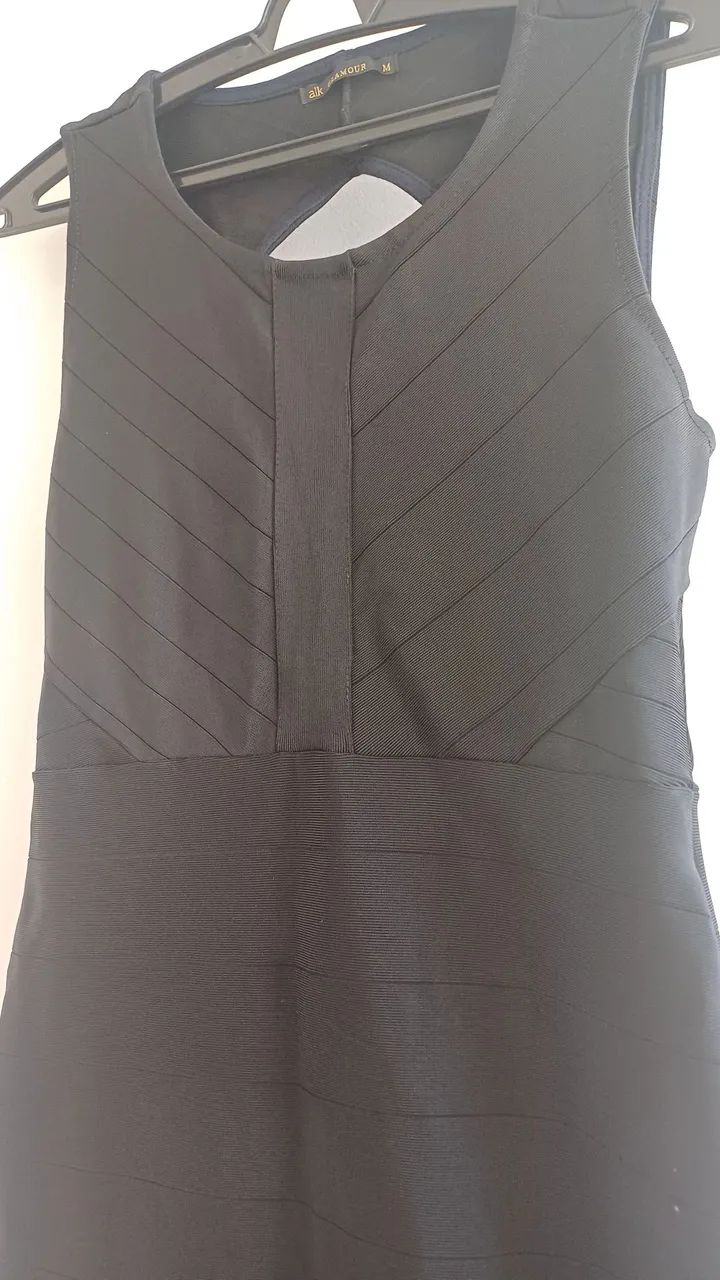 Vestido Preto Elegante com Detalhes - Foto 2