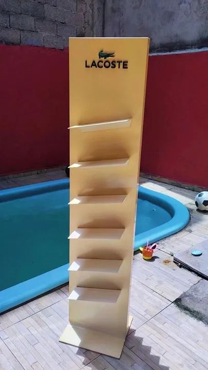 Expositor de produtos Lacoste