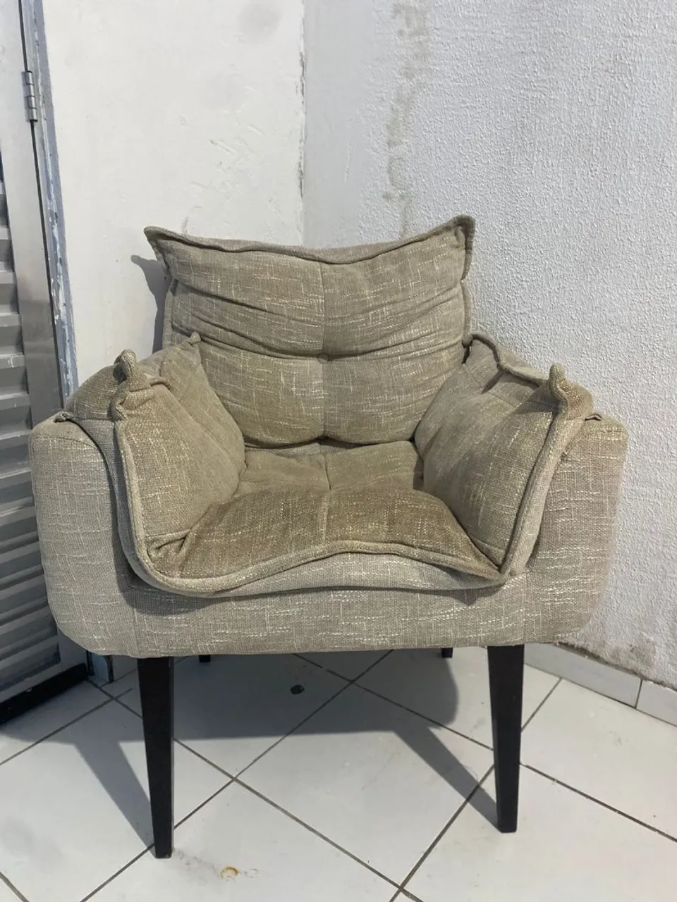 Poltrona Confortável em Tecido Bege