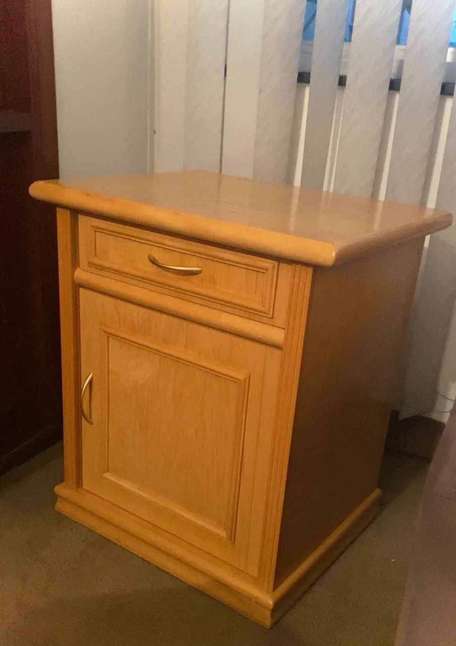 Mesa decorativa em Madeira maciça
