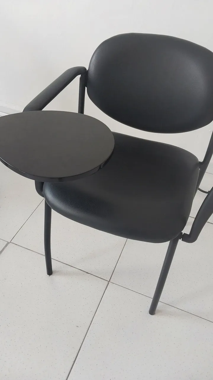 5 cadeiras modelo universitária preta com prancheta