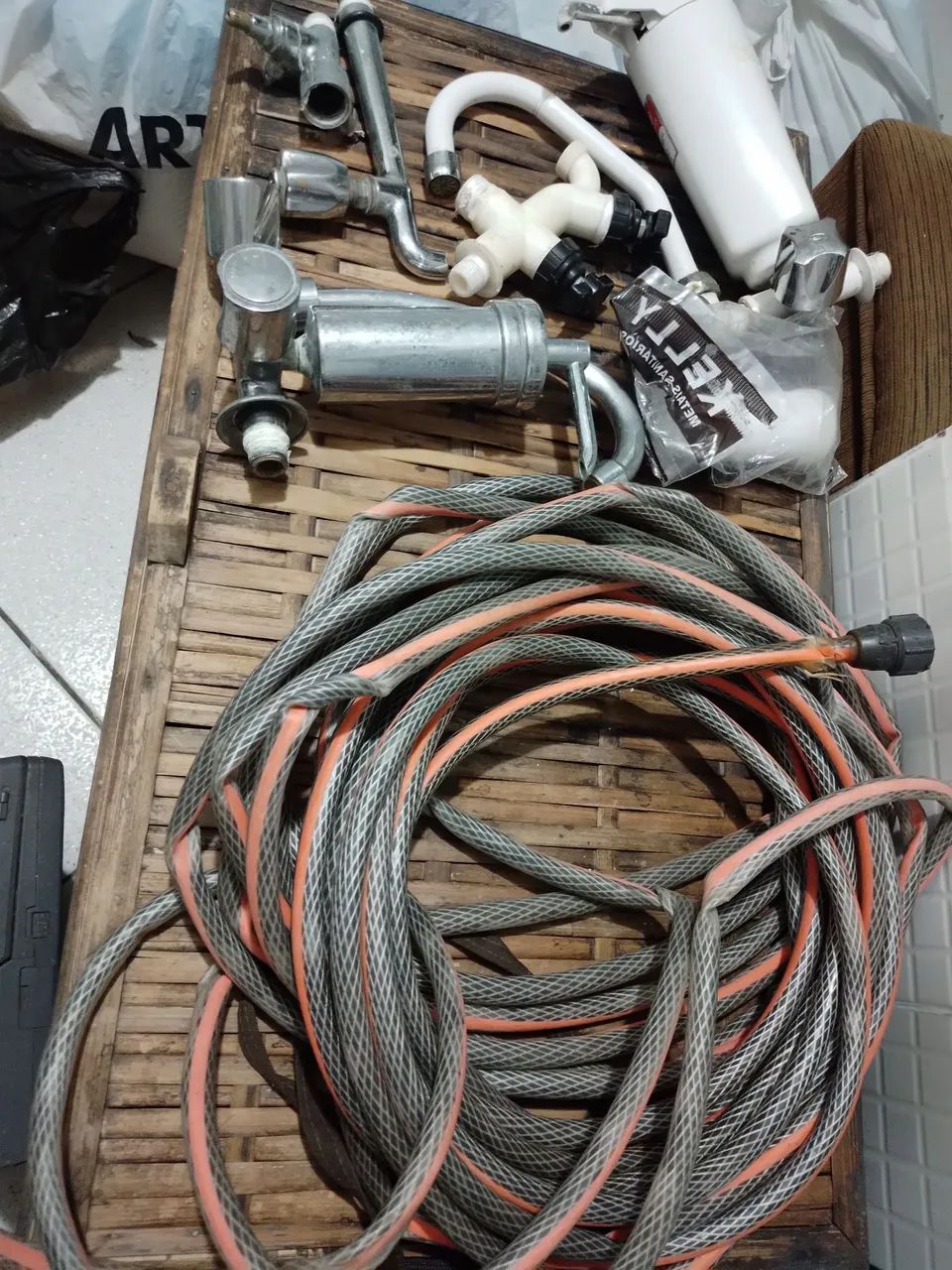Lote hidraulica torneiras mangueiras filtros nao sei o estado zap * - Foto 4