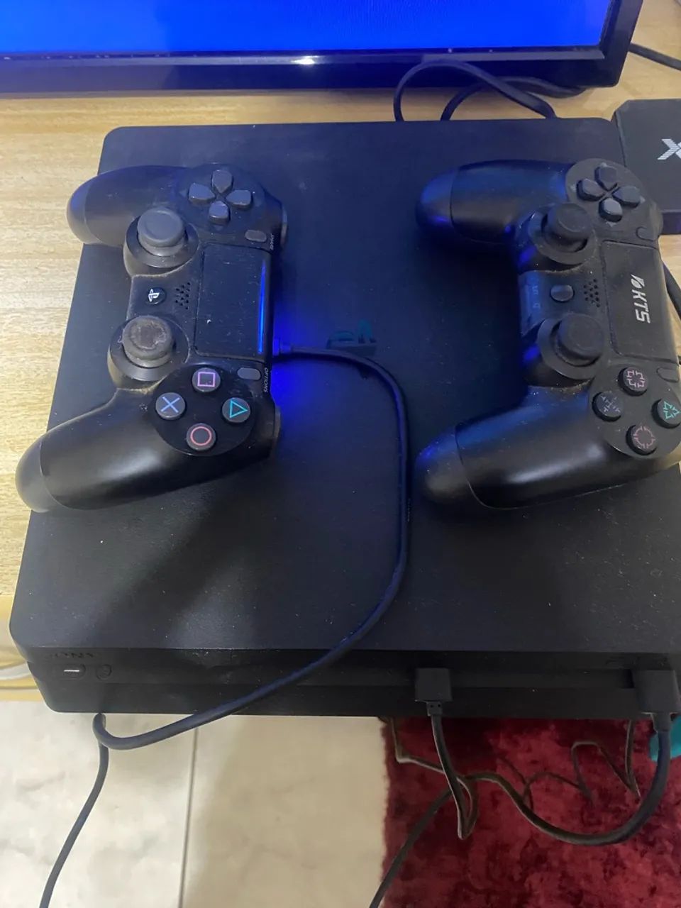 Ps4 com 2 controles e 3 jogos - Foto 2