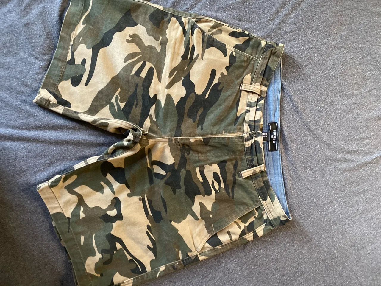 Bermuda camuflada FOREVER 21 Importada.