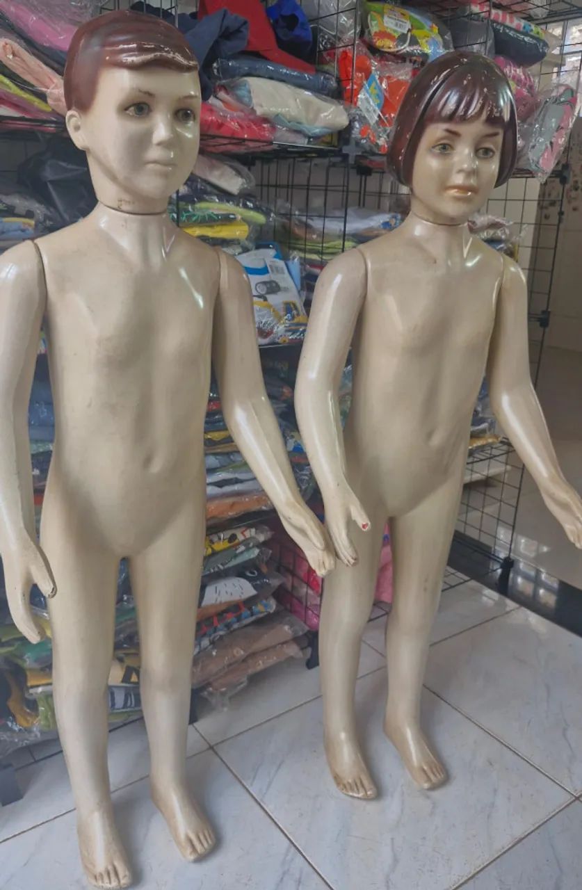 Kit com 2 Manequins Infantis Usados - Perfeitos para Lojas, Brechós e Confecção