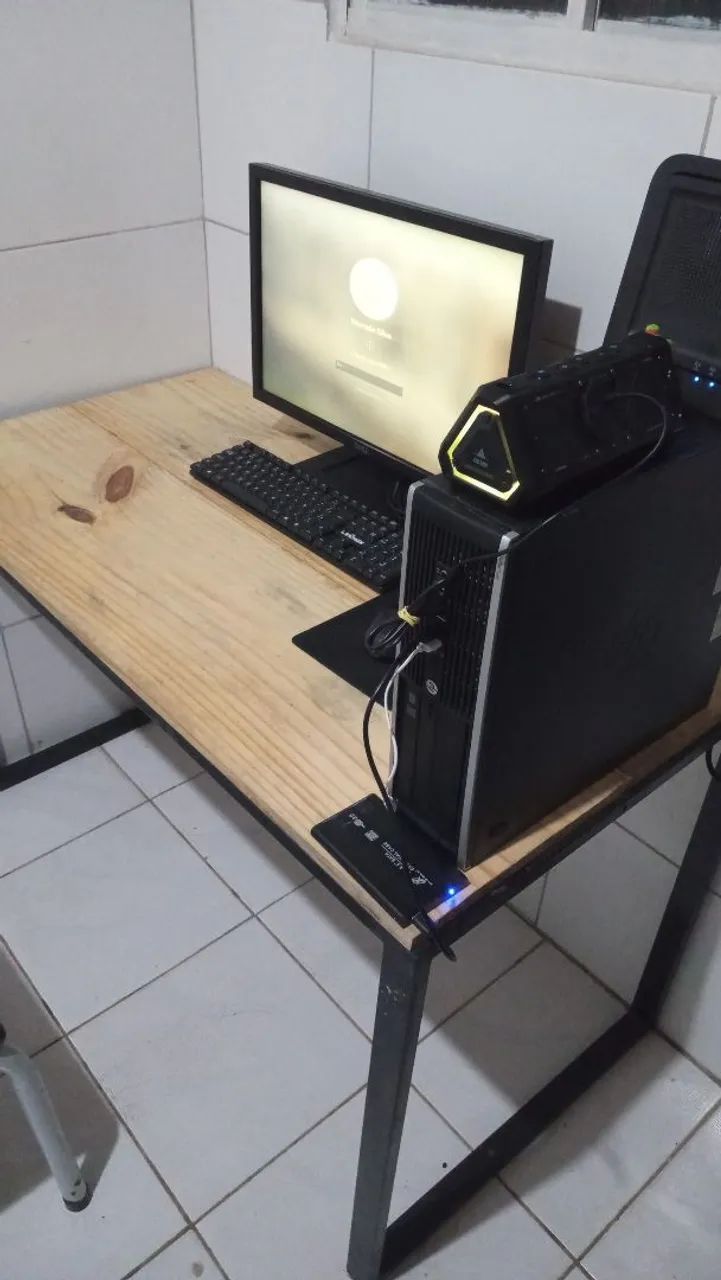Computador e mesa - Foto 2