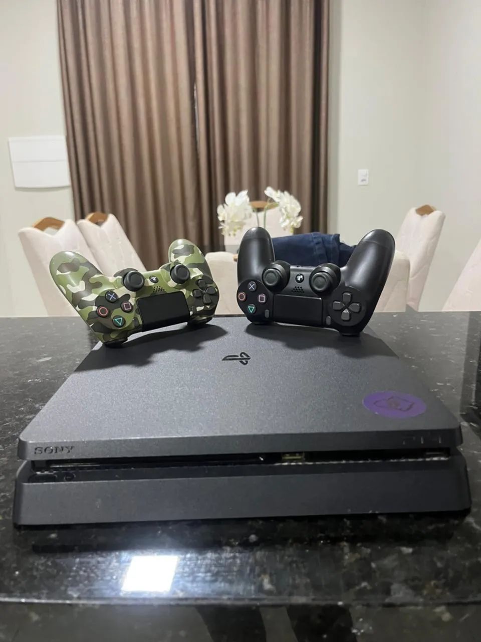 PlayStation 4 Slim - 1TB + 2 Controles ?