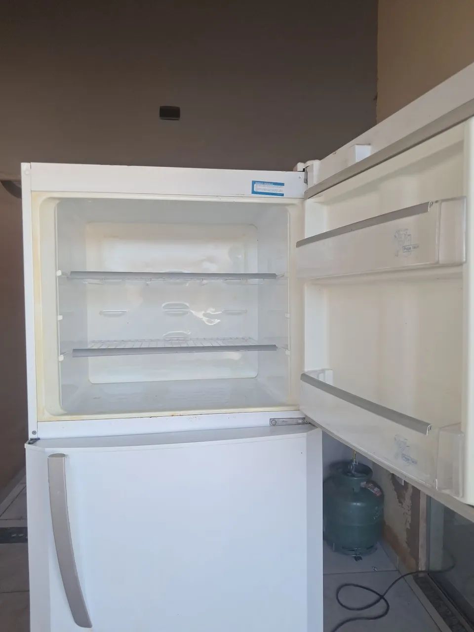 Vende-se geladeira com defeito simples  - Foto 2