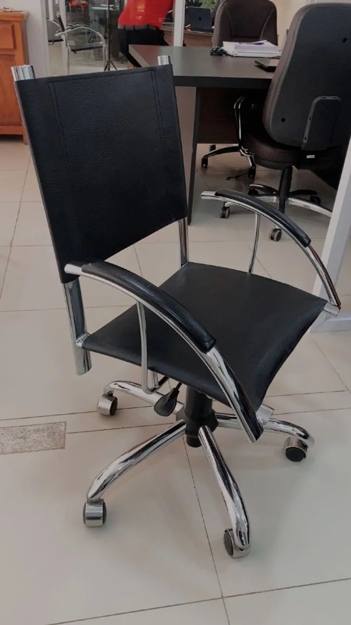Cadeira Executiva Giratória em Couro Legítimo - Base Cromada - Foto 2