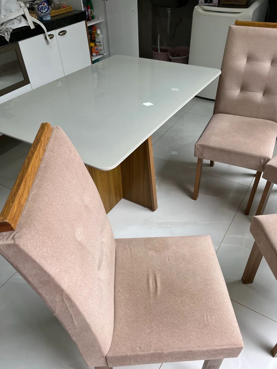 Mesa com tampo de vidro branco e 4 cadeiras  - Foto 4