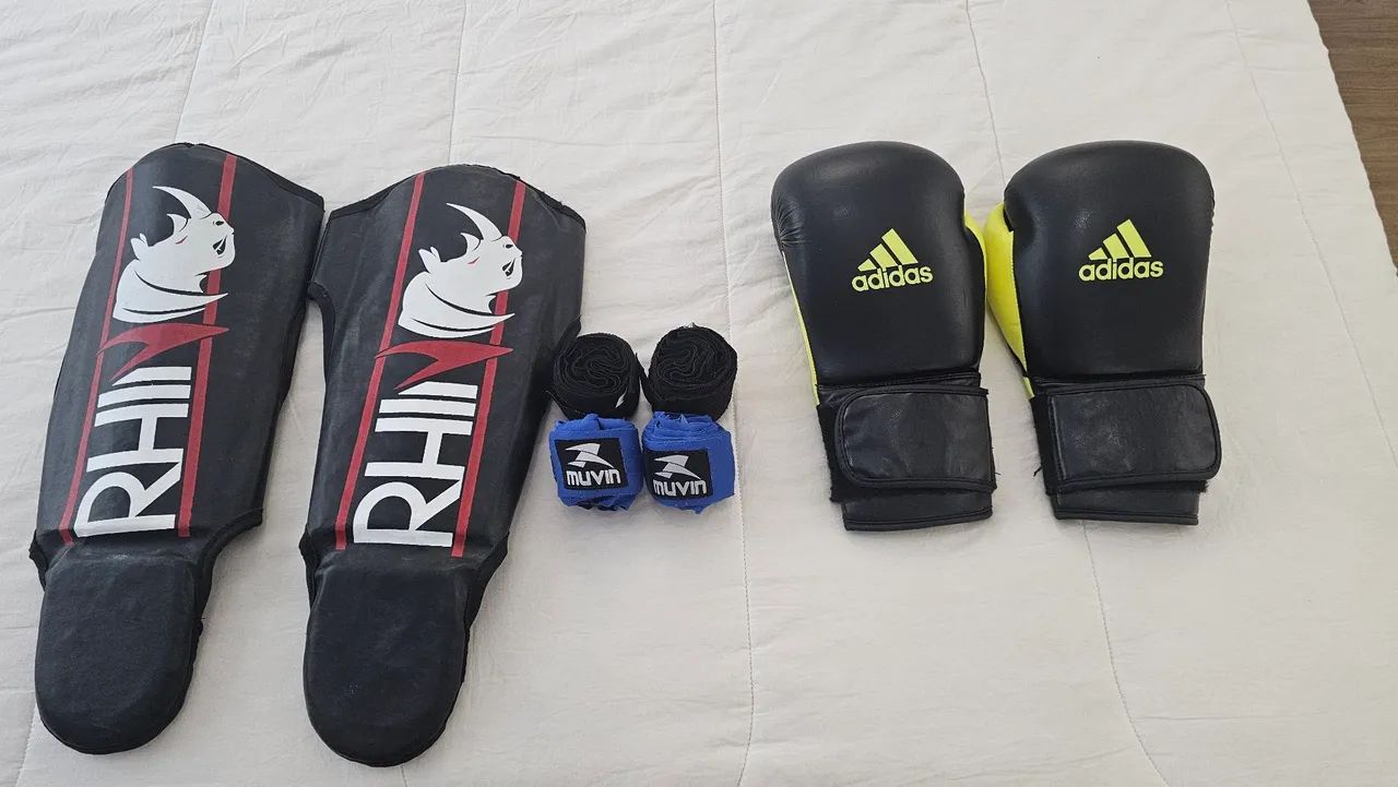 Kit luvas e caneleiras Muay Thai 
