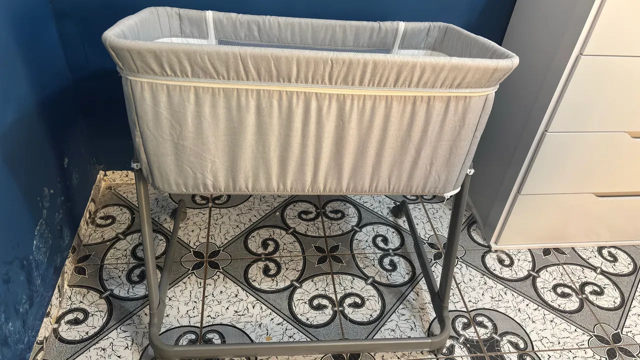 Berço Co-Sleeper Cosco Pluggy Cinza - Excelente Estado - Foto 3