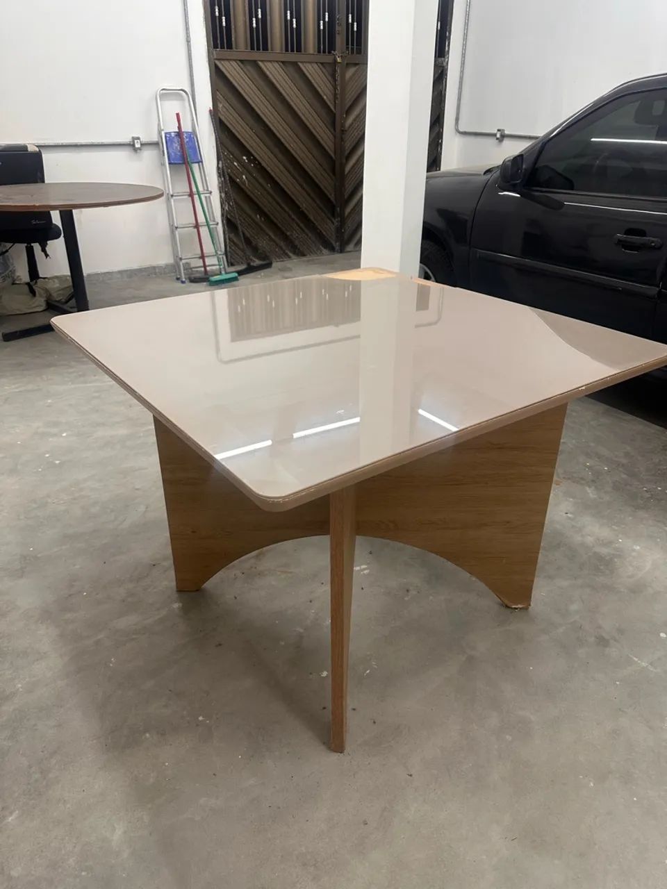 Mesa quadrada com tampo de vidro