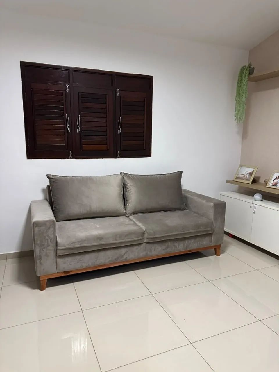Sofá 2 metros em Veludo Maia Cinza - praticamente novo