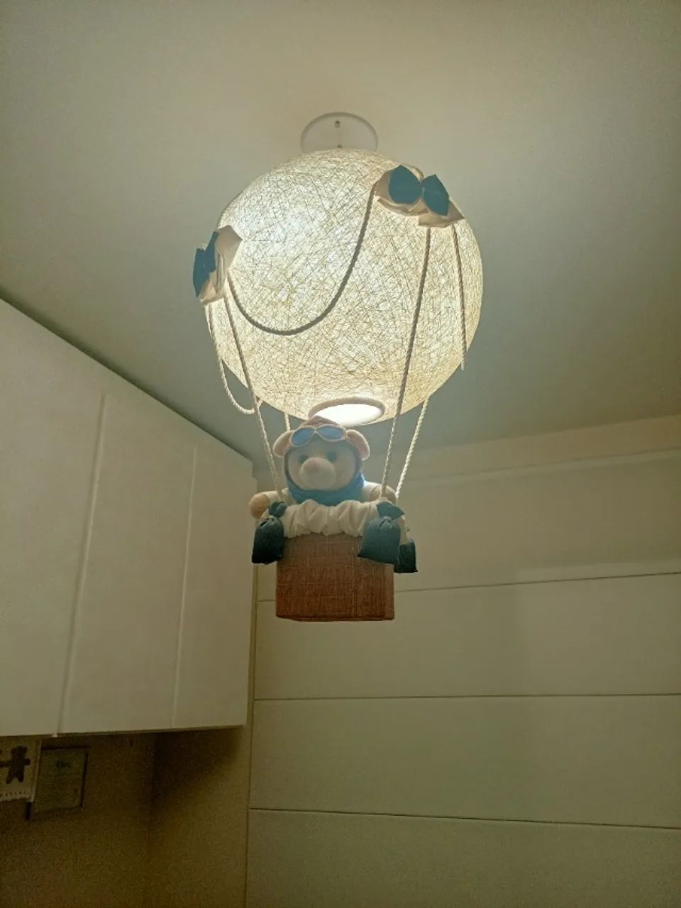 Lustre Balão com Urso Aviador - Foto 3